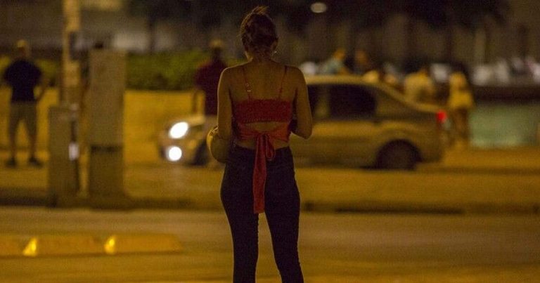 دفع البريطانيات للدعارة watanserb.com