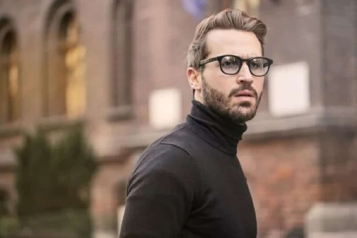 الرجال المهووسين بالسيطرة، هم أولئك الذين يريدون أن يكونوا مسيطرين تمامًا على كل جانب من جوانب العلاقة