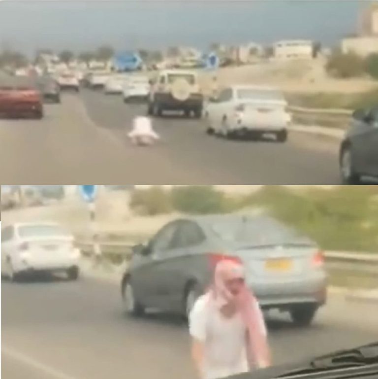رجل يصلي وسط طريق سريع watanserb.com