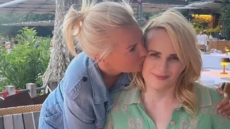 النجمة العالمية ريبيل ويلسون تعترف: قبلة مثلية في أحد أفلامي فتحت شهيتي لمواعدة النساء! watanserb.com