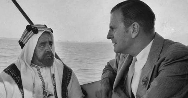 سارق ألحان يهودي لحّن ووزّع وسجّل أول سلام وطني للبحرين عام ١٩٣٤! جارلز بيلجريف مع حاكم البحرين حمد بن عيسى الخليفة watanserb.com
