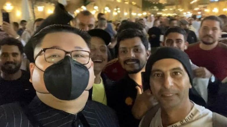 شبيه كيم جونغ أون يتجول في شوارع قطر ويشعل منصات التواصل الاجتماعي شبيه كيم جونغ أون watanserb.com