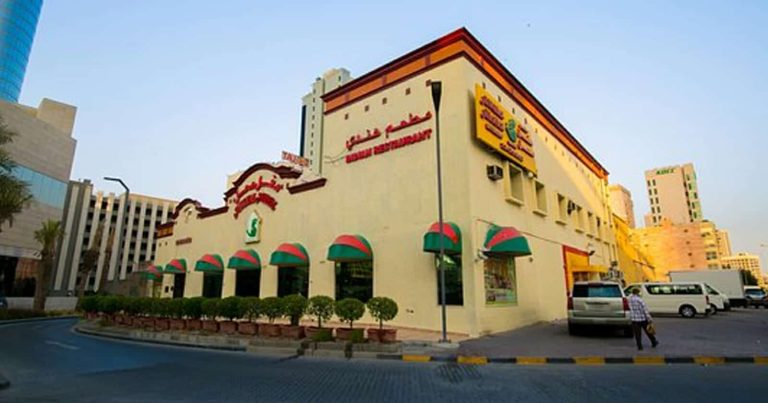 شهامة وكرم مواطن كويتي في مطعم هندي تشعل “تويتر”.. ما يفعله الرجل لا يصدق! رجل كويتي بو بدر العازمي في مطعم هندي watanserb.com