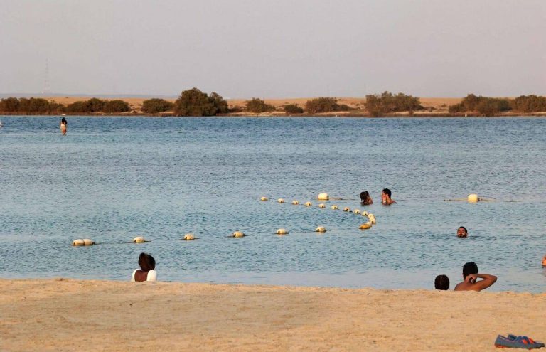رقص أجانب على شواطئ الكويت watanserb.com