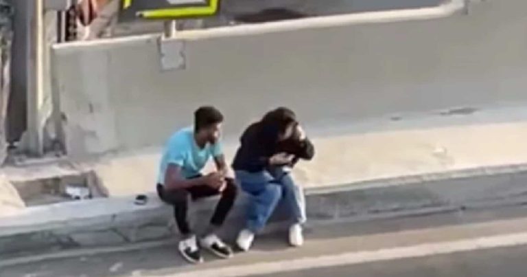 صورة للشاب والفتاة بفعل فاضح بالطريق العام watanserb.com