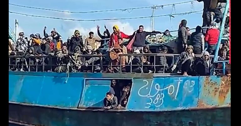 لحظة ضبط مركب مهاجرين مصريين وسوريين بينهم أطفال في ليبيا (مشهد مؤثر) ضبط مركب مهاجرين watanserb.com
