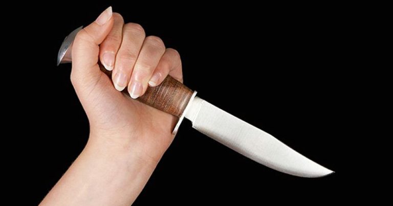 شرطة عمان تكشف مصير الفتاة التي طعنت والدها في شناص طعن فتاة لوالدها بالسكين watanserb.com