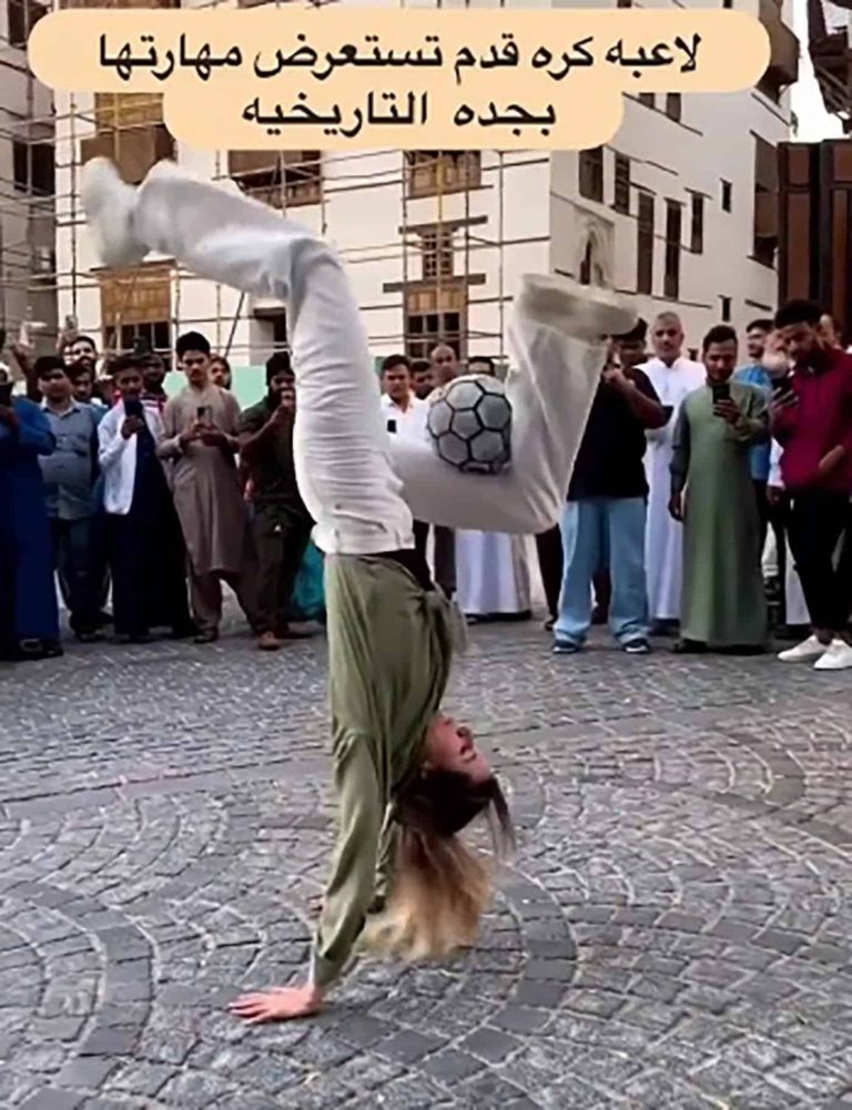 في قلب جدة.. فتاة تتراقص وسط الشباب وتنام على الأرض وتؤدي حركات مثيرة (فيديو) فتاة أجنبية ترقص في السعودية watanserb.com