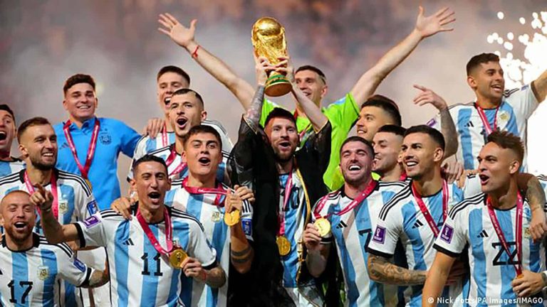 “منتخب الأرجنتين فاز في المونديال بالمجاملات”.. حقائق ومقاطع تدحض هذا الرأي تتويج منتخب الأرجنتين بكأس العالم watanserb.com
