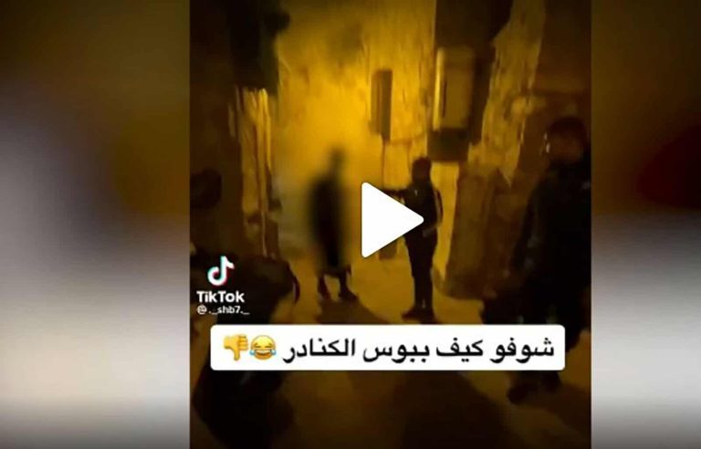 شُبان فلسطينيون يذلون مستوطنين متطرفين ويجبرونهم على تقبيل أقدامهم والركوع لهم(شاهد) فلسطينيون يجبرون مستوطنين على تقبيل أقدامهم watanserb.com