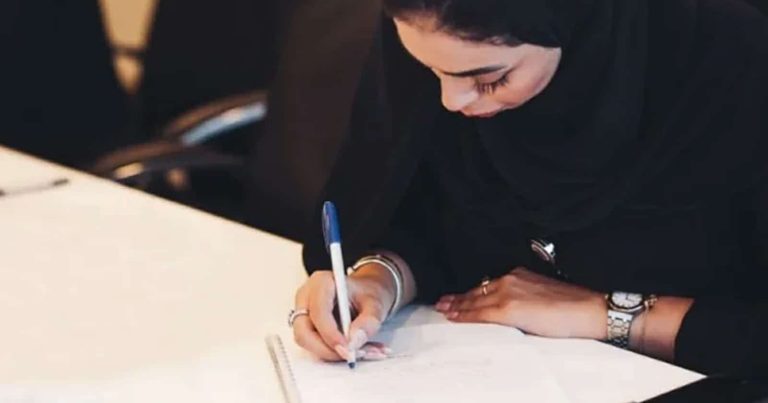 الإعلام الهندي يحتفي بقرار منع العباءة في المدارس السعودية..يدعم موقفنا ضد المسلمين منع العباءة في المدارس السعودية watanserb.com