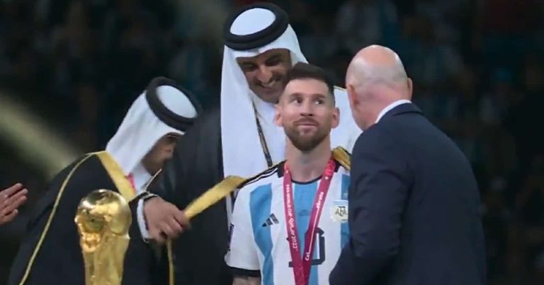 الشيخ ميسي.. هذا ما فعله معه أمير قطر قبل تسليمه كأس العالم (فيديو) ميسي و أمير قطر watanserb.com