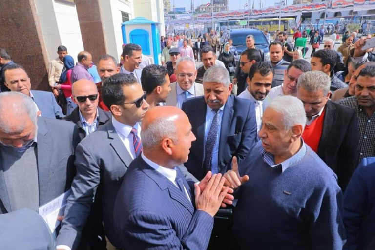 مواجهة مثيرة بين مواطن مصري وكامل الوزير بسبب تذاكر القطارات كامل الوزير في محطة سكك حديد مصر watanserb.com
