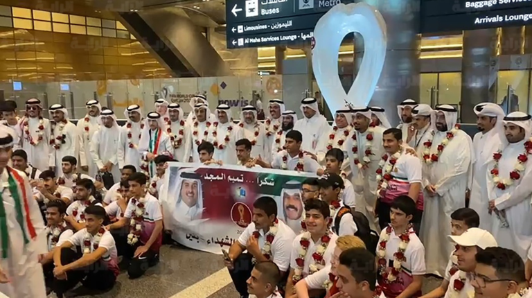 شاهد ما فعله طلاب “بلاط الشهداء” الكويتية لحظة وصولهم قطر وصول طلاب مدرسة بلاط الشهداء إلى قطر watanserb.com