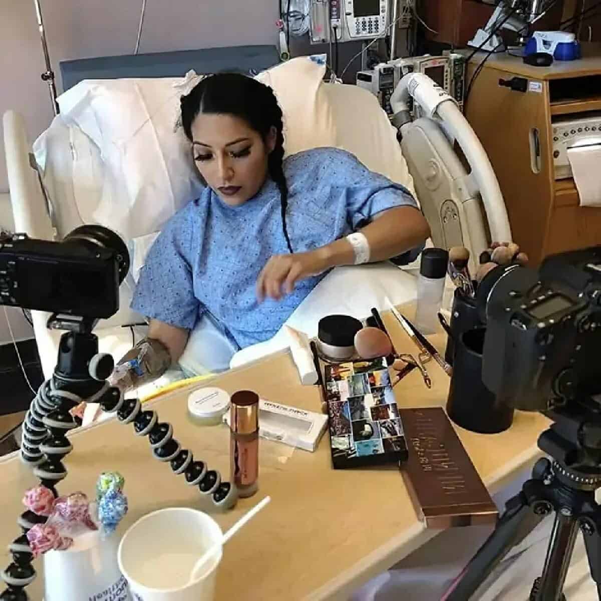 من خلال وضع المكياج، يحافظ النساء على أنوثتهن.