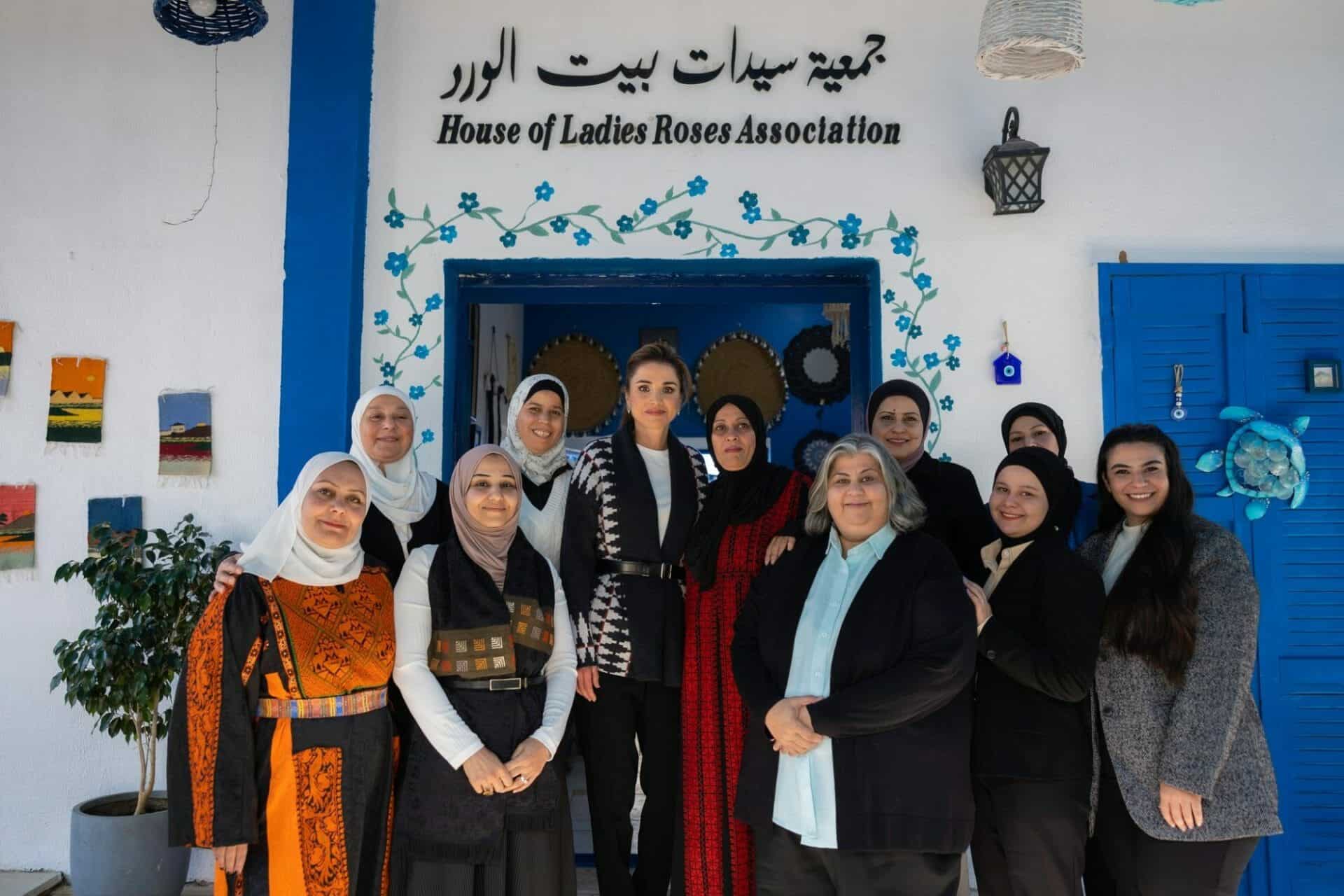 الملكة رانيا في جمعية سيدات بيت الورد