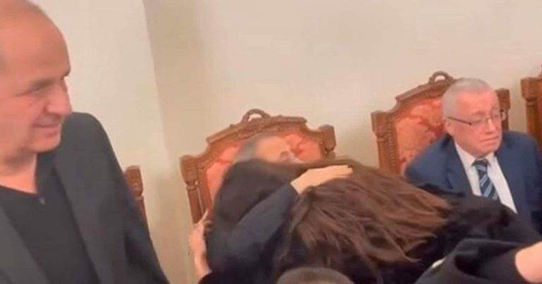 فضيحة نادين الراسي.. انهارت بحضن جورج وسوف صباحاً وسكرت طرباً بحفل صاخب مساءً (شاهد) فضيحة نادين الراسي watanserb.com