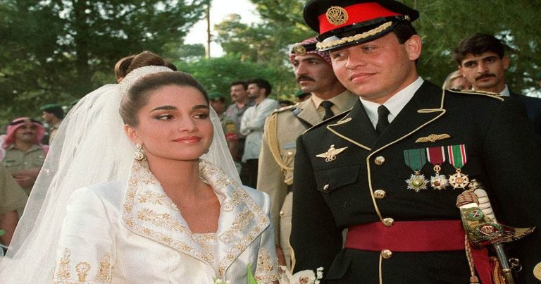 الملكة رانيا..الكشف لأول مرة عن سعر فستان زفافها على الملك عبدالله.. رقم ضخم لا يمكن تصديقه! سعر فستان الملكة رانيا watanserb.com
