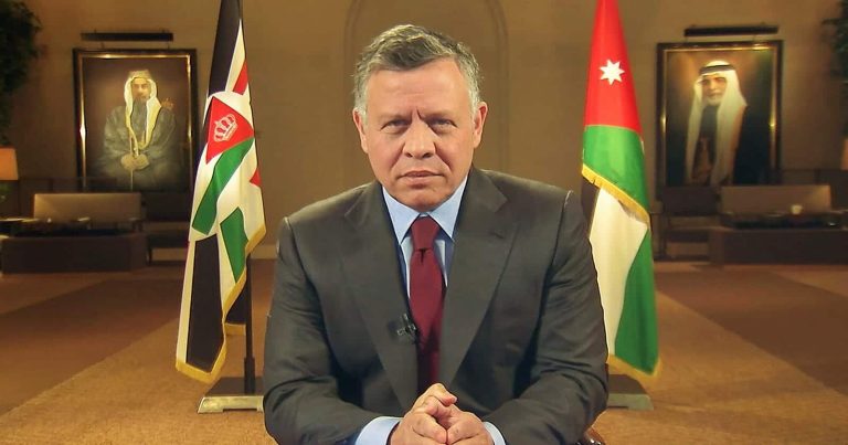سماعات أذن الملك الأردني عبدالله الثاني تثير التساؤلات ومصادر تجيب (شاهد) سماعات أذن الملك الأردني watanserb.com
