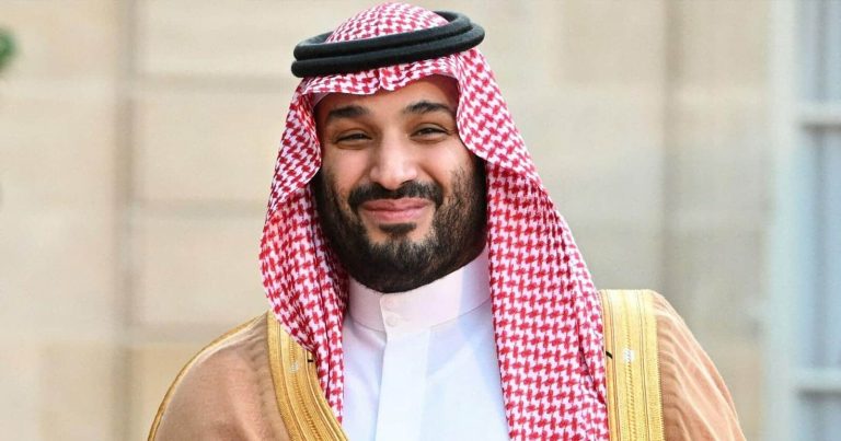“ابن سلمان” يرفض السلام على مواطنة اندفعت نحوه برفقة ذي يزن بن هيثم والأمير الحسين (شاهد) محمد بن سلمان watanserb.com