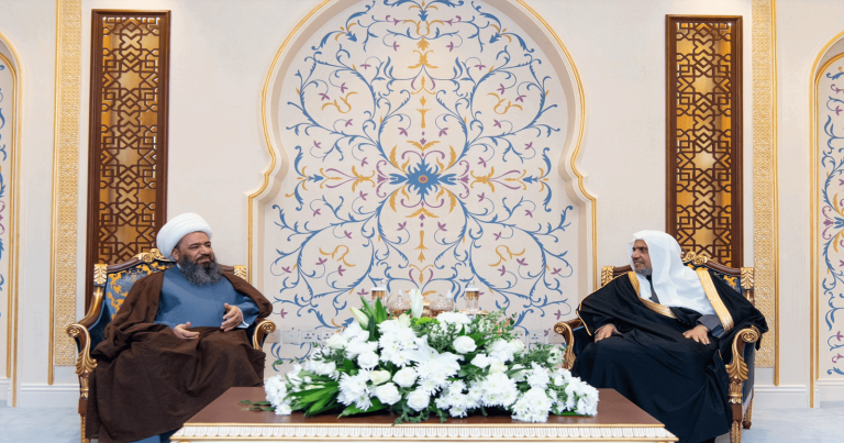 محمد العيسى يستقبل شاتم أم المؤمنين محمد توحيدي ويحتفي به بجوار الكعبة!(شاهد) العيسى وتوحيدي watanserb.com