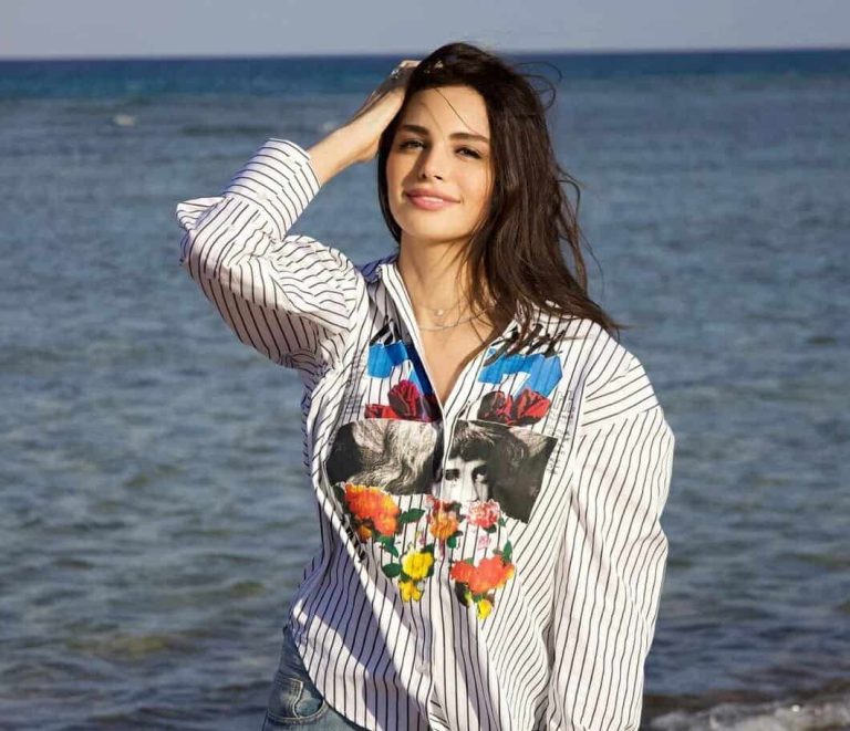 آمال ماهر أمام البحر watanserb.com