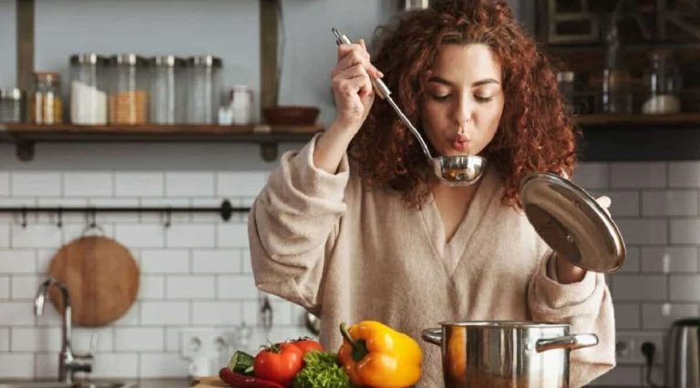 فيما يلي البروتينات المسموح تناولها ليلاً لإذابة دهون الجسم تناول وجبة خفيفة على العشاء watanserb.com