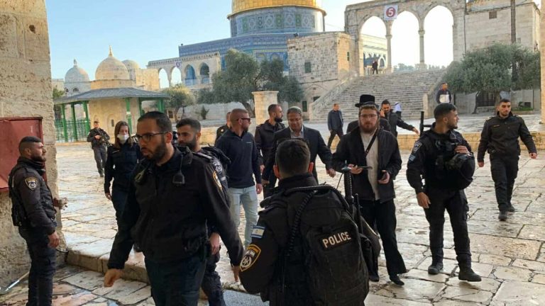 إيتمار بن غفير ينفذ خديعة كبرى ويقتحم المسجد الأقصى.. نظرة على ردود الأفعال إيتمار بن غفير يقتحم الأقصى watanserb.com