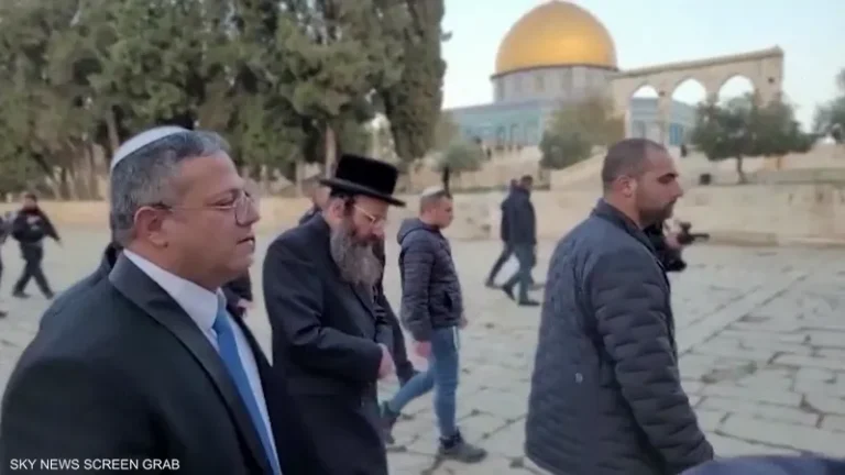 الكشف عما ارتداه إيتمار بن غفير تحت قميصه في أثناء اقتحام المسجد الأقصى اقتحام إيتمار بن غفير للمسجد الأقصى watanserb.com