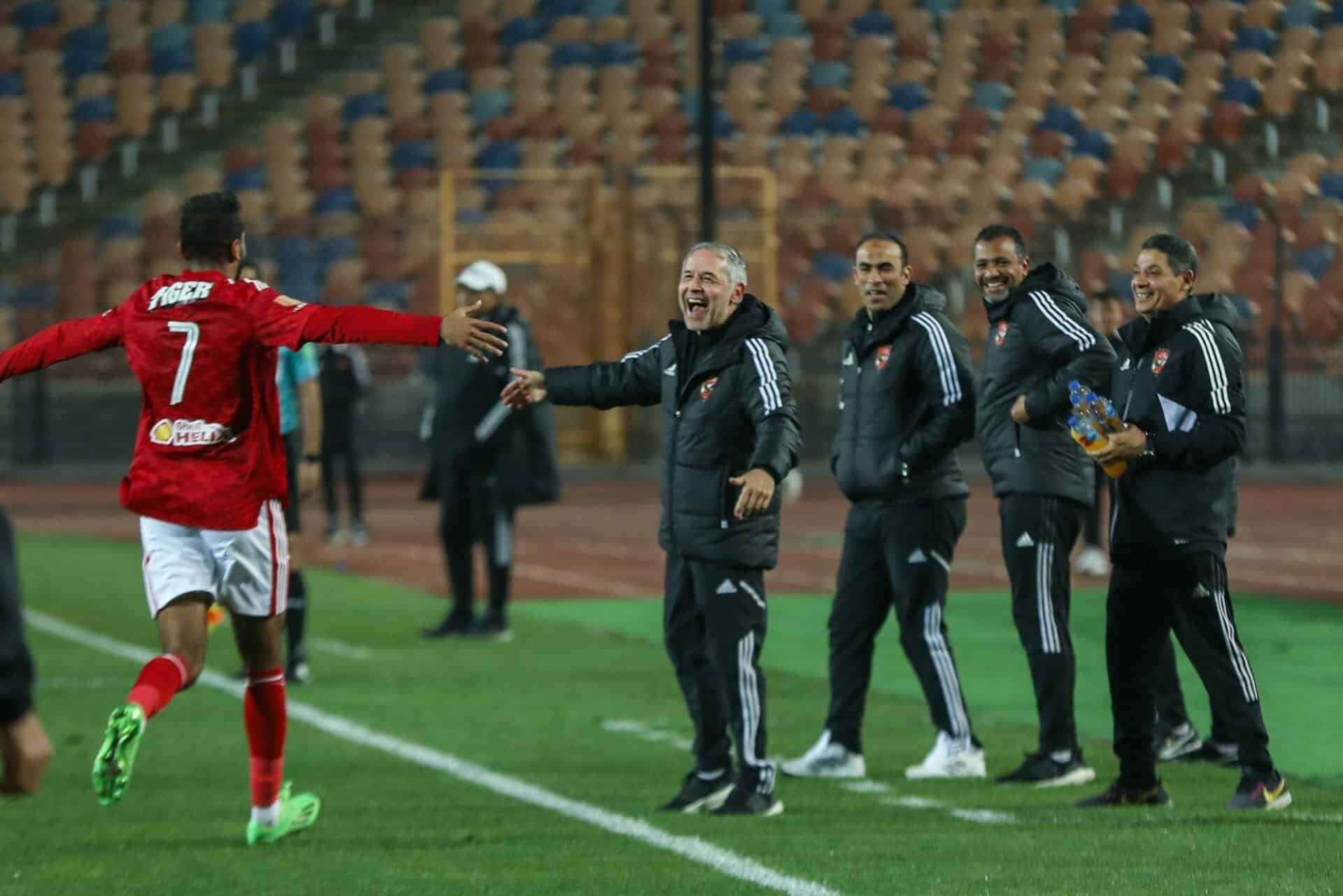 احتفال محمود كهربا مع مدربه مارسيل كولر