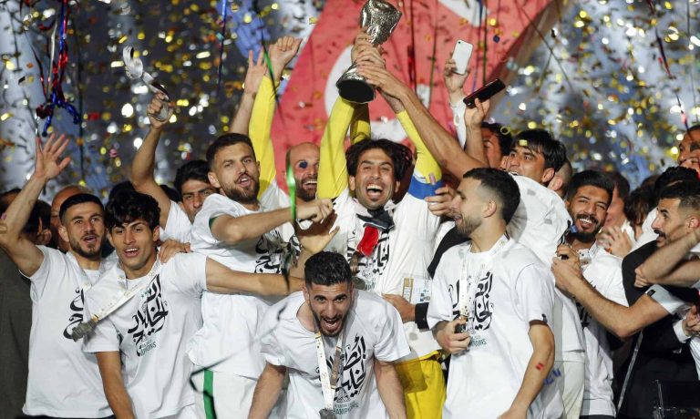 سيارات وجوازات سفر دبلوماسية.. منتخب العراق يكافأ بعد فوزه بـ”خليجي 25″ مكافأت منتخب العراق بعد فوزهم بكأس خليجي 25 watanserb.com