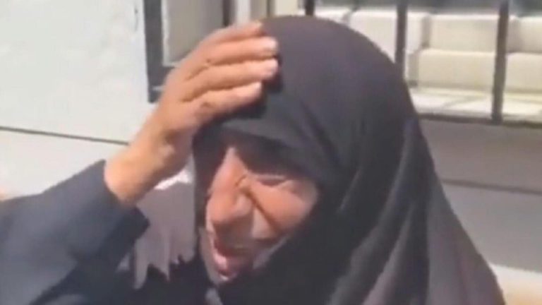 اعتداء ضابط تركي على مسنة سورية watanserb.com