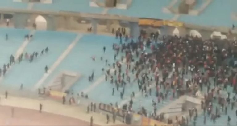 اشتباكات عنيفة وغاز مسيل للدموع بمباراة الترجي والنجم الساحلي (فيديو) مباراة الترجي والنجم الساحلي watanserb.com