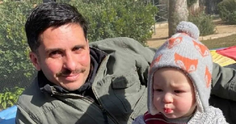 إطلالة جديدة ولافتة للأمير حمزة بن الحسين برفقة صغيره الأمير محمد برفقة الفراولة! الأمير حمزة بن الحسين و الأمير محمد watanserb.com