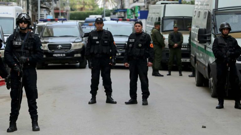 سيدة تدعي أنها طبيبة في الجزائر watanserb.com