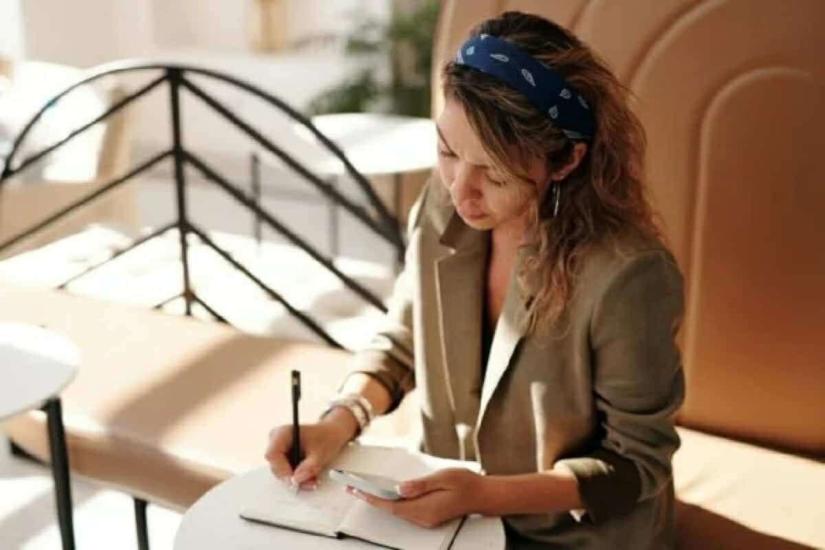 تسعى المرأة إلى العمل على البناء الكامل لحياتها المستقبلية