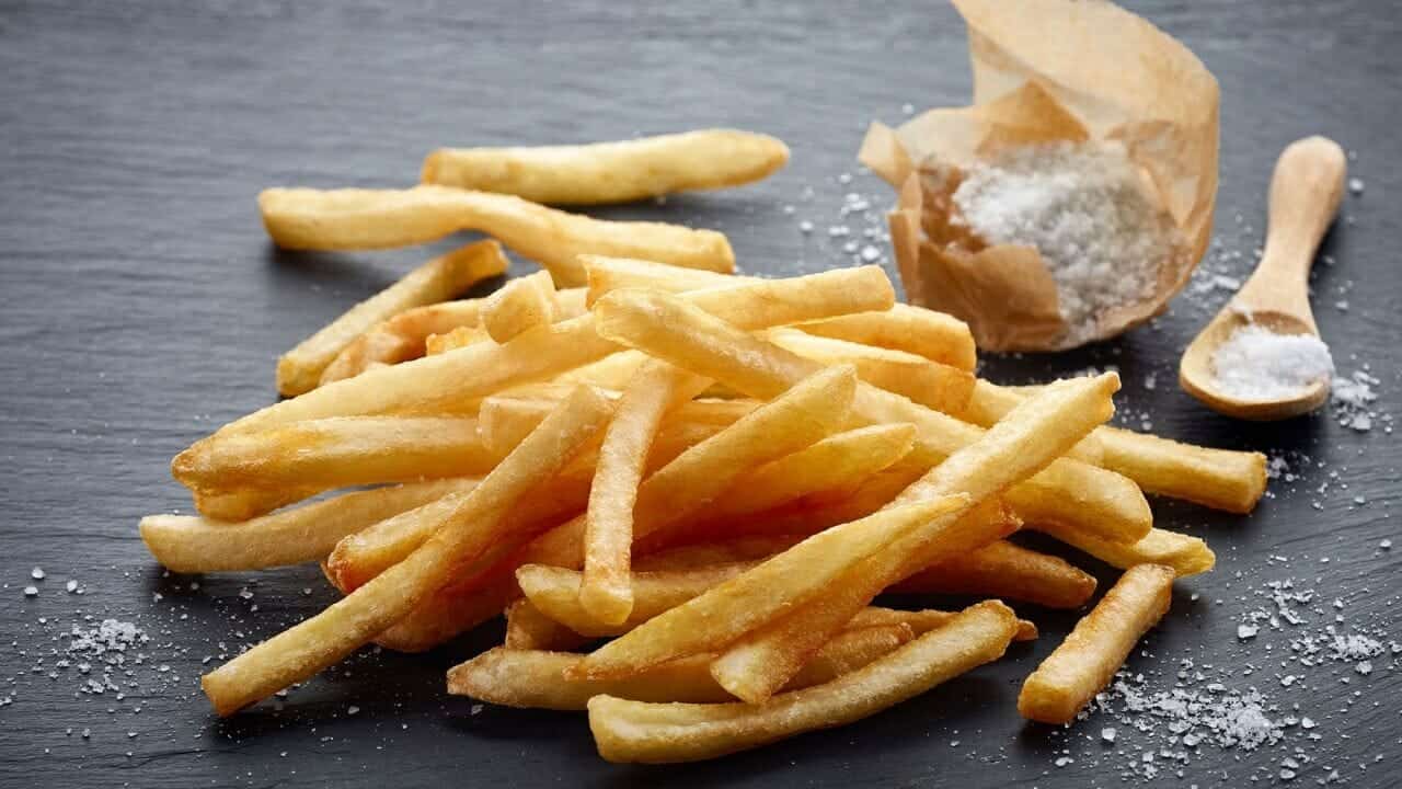 استخدام الملح الناعم أفضل لأنه سيلتصق بشكل أفضل بالبطاطس