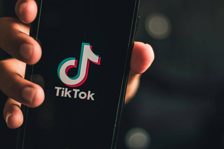 “تيك توك” يحيل معلمة لغة عربية في العراق للتحقيق.. ما القصة؟ (شاهد) معلمة في مدرسة البصرة watanserb.com