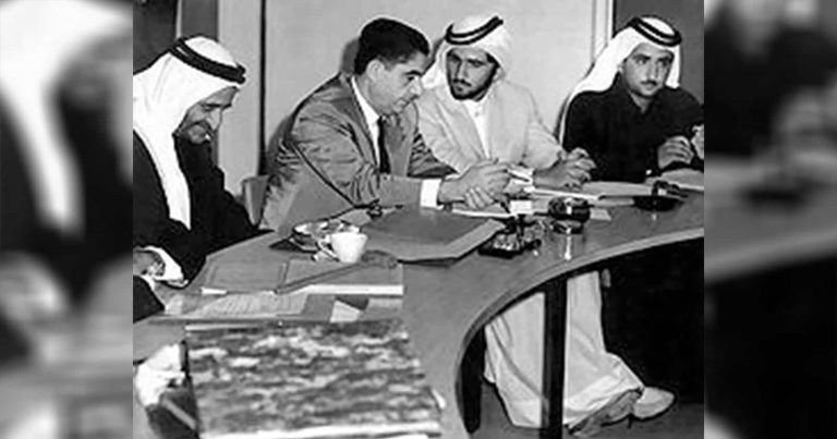 راشد بن سعيد يضحك ساخرا اثناء مناقشة ابنه محمد الحاكم الحالي مع المستشار القانوني الفلسطيني عدي البيطار واضع دستور الإمارات الحديث watanserb.com