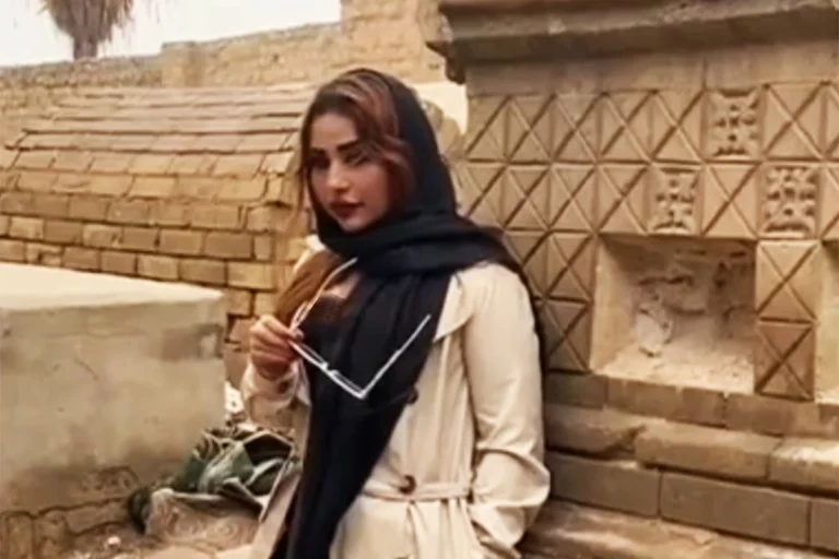 فاشينيستا عراقية تتعرى فوق قبور الأموات وجلسة تصوير فاضحة (فيديو) جلسة تصوير مقبرة الشيخ معروف watanserb.com