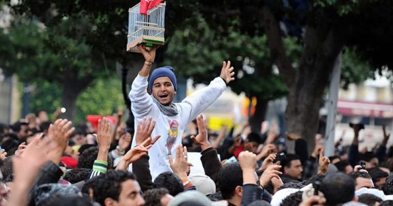 ذكرى ثورة 14 يناير.. حشود تونسية تلتئم في شارع الحبيب بورقيبة ويهتفون بإسقاط نظام سعيد حشود تونسية في شارع الحبيب watanserb.com