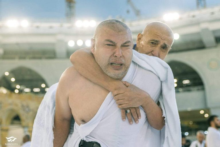 رجل يحمل والده على أكتافه ويطوف به حول الكعبة watanserb.com
