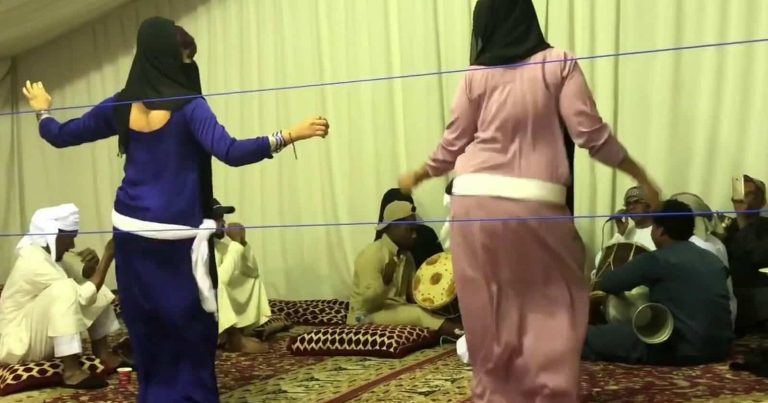 مقاطع “رقص المعلاية” بسلطنة عمان تفجر جدلا ومطالبة شعبية بمنعها (شاهد) رقص المعلاية بسلطنة عمان watanserb.com