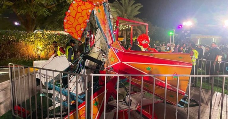 طارت بالأطفال.. سقوط مروع للعبة في ليالي مسقط وسبب الكارثة (فيديو) سقوط مروع للعبة في ليالي مسقط watanserb.com