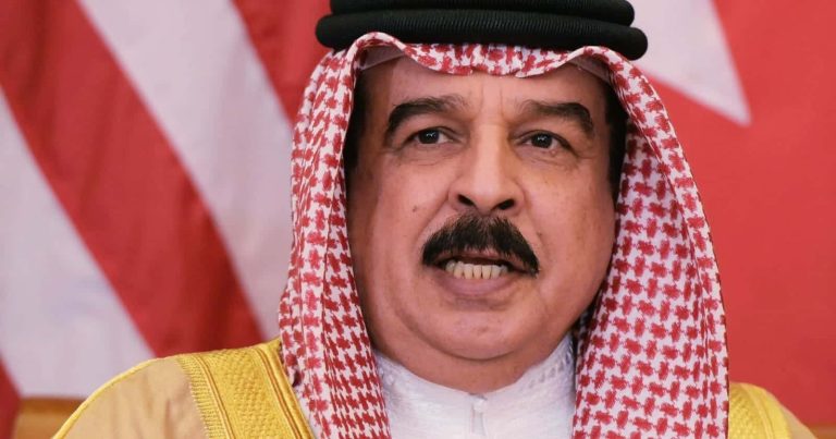 ملك “مملكة الريتويت” يصادق على قانون يحرم المعارضين من عضوية الأندية الرياضية والاجتماعية! ملك البحرين حمد بن عيسى الخليفة