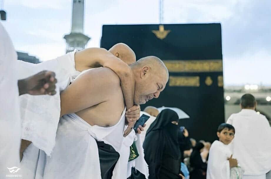 شاب يحمل والده على أكتافه ويطوف به حول الكعبة المشرفة