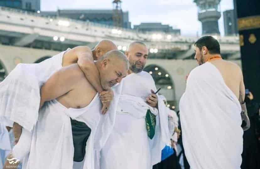 شاب يحمل والده على أكتافه ويطوف به حول الكعبة