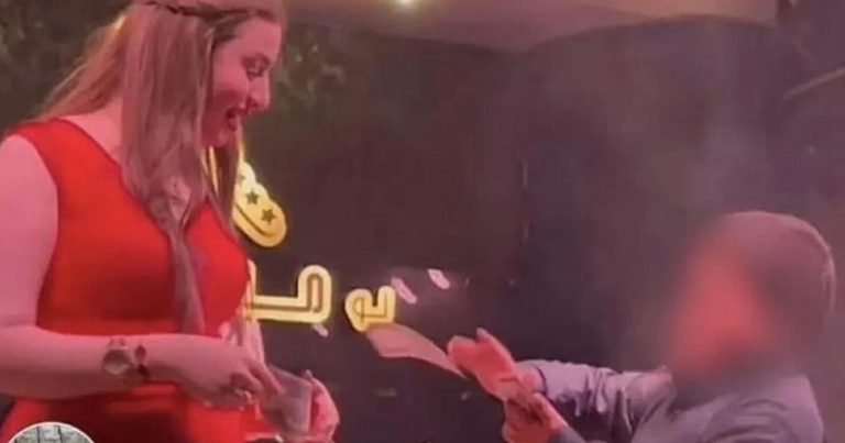 فيديو لطفل عراقي يمطر راقصة بالأموال في ملهى ليلي يحدث ضجة فيديو لطفل عراقي watanserb.com