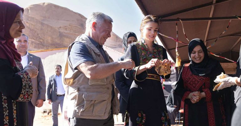 عاهل الأردن والملكة رانيا يلفتان الأنظار بما فعلاه في أحدث ظهور (شاهد) عاهل الأردن والملكة رانيا watanserb.com