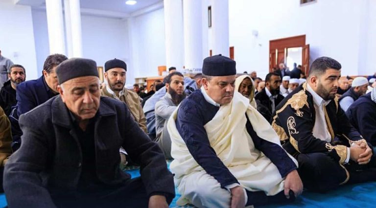 فيديو الدبيبة وهو يرفع الأذان يثير غضب وسخرية الليبيين.. ما القصة؟ عبد الحميد الدبيبة يرفع الأذان watanserb.com